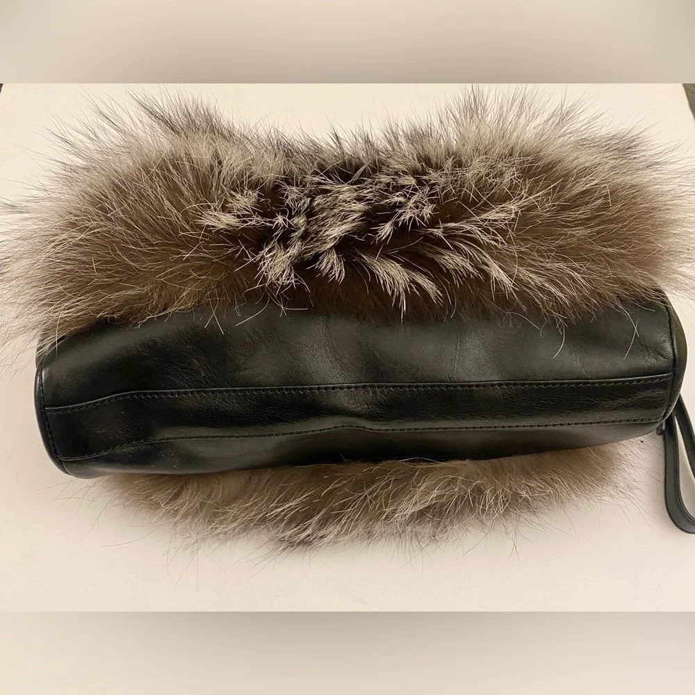 COACH LEGACY SILVER/BLACK WHITE  FOX FUR CLUTCH w/TASSEL 😍 (R$1,200) Like New